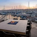 Bay Club Hotel And Marina 