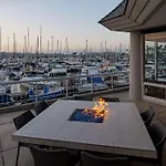 Bay Club Hotel And Marina 