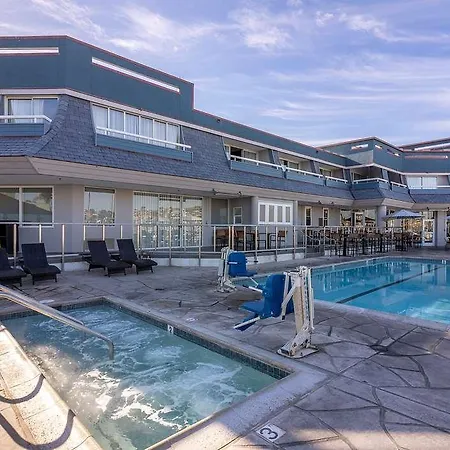 Bay Club Hotel And Marina 